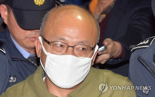특검 도착한 문형표 전 장관 (서울=연합뉴스) 한상균 기자 = 문형표 전 보건복지부 장관이 5일 오후 조사를 받기 위해 서울 강남구 '박근혜-최순실 게이트' 특검 사무실에 도착하고 있다. 2017.1.5xyz@yna.co.kr(끝)