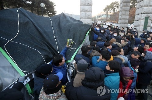 철거되는 울산과학대 청소노동자 농성장