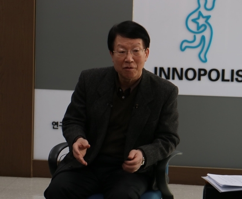 폐기물 무단폐기 사과하는 김종경 원자력연구원장