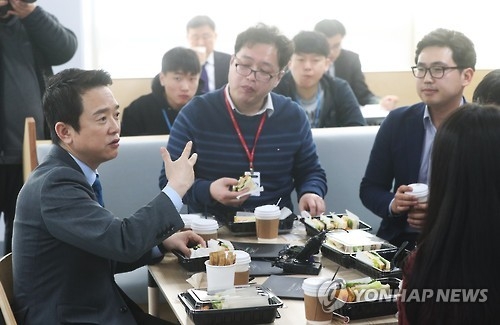 참석자들과 대화 나누는 남경필 경기도지사