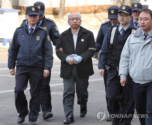 굳은 표정 증인 출석하는 문형표