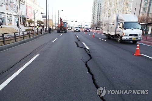 (고양=연합뉴스) 이희열 기자 = 지난 6일 오후 경기북부 지역에서 최고층 건물인 일산 요진와이시티 앞 인도가 꺼지고 도로에 균열이 가는 현상이 발생해 일대 교통이 통제되고 있다.