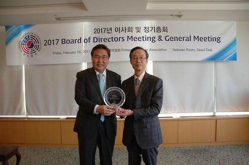 박진 한미협회 신임 회장(왼쪽)과 한승주 직전 회장(한미협회 제공)