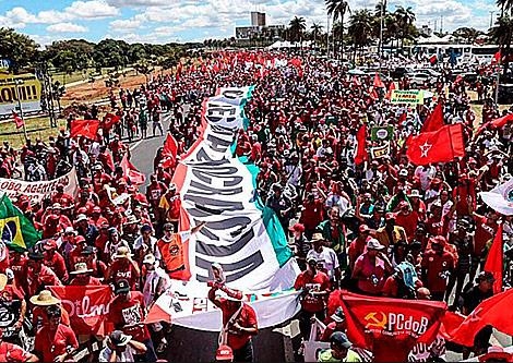 지난해 호세프 대통령 탄핵 반대 시위에 나선 노동자당과 브라질공산당 당원들