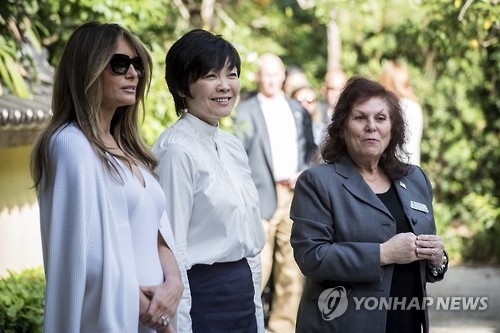 멜리니아와 아베 일본총리 부인 아키에 여사