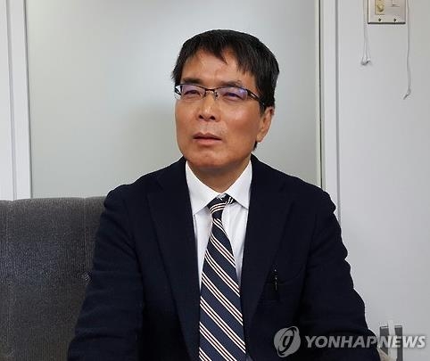 연합뉴스와 인터뷰하는 도쿄신문 고미 편집위원