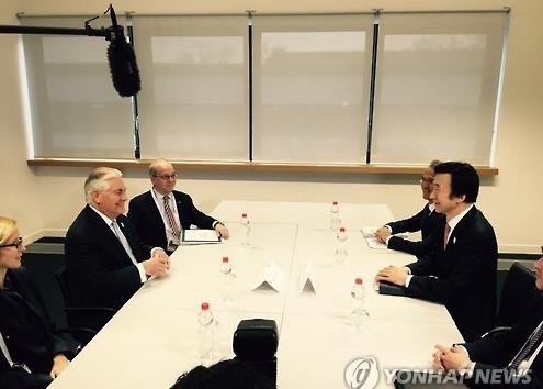 윤병세(오른쪽) 외교장관과 렉스 틸러슨 미 국무장관이 16일(현지시간) 독일 본에서 회담하고 있다.