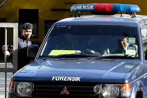 김정남 부검 마친 말레이 과학수사 요원들(쿠알라룸푸르 AFP=연합뉴스) 말레이시아 쿠알라룸푸르 국제공항에서 암살된 김정남의 시신이 안치된 쿠알라룸푸르종합병원에서 16일(현지시간) 부검에 참여한 경찰 과학수사 요원들이 밖으로 빠져나가고 있다.