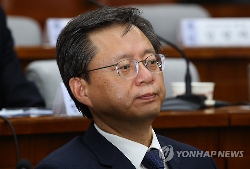 우병우 전 청와대 민정수석이 지난해 12월 23일 오전 국회에서 열린 박근혜 정부의 최순실 등 민간인에 의한 국정농단 의혹사건 진상규명을 위한 국정조사 5차 청문회에서 마지막 심경을 말한 뒤 굳은 표정을 짓고 있다.