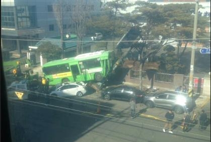 전봇대 들이받은 버스