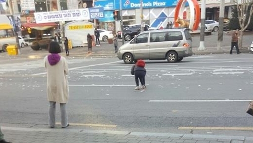 도로에 나가 밴드 줍는 시민