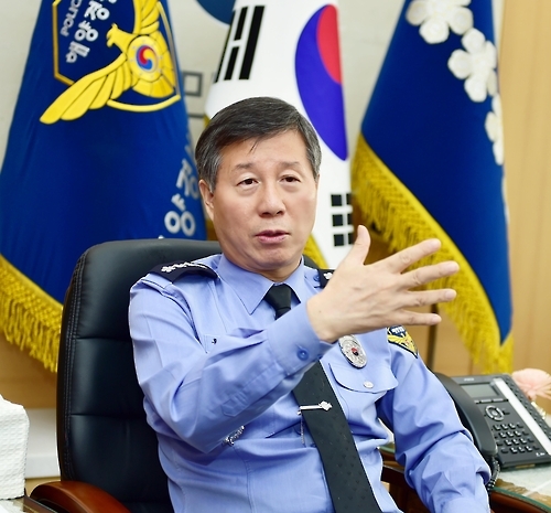 인터뷰하는 홍익태 국민안전처 해양경비안전본부장