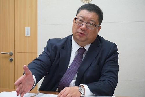 "견제받지 않는 검찰 권력 제한해야"…전직 검사 '쓴소리' - 2