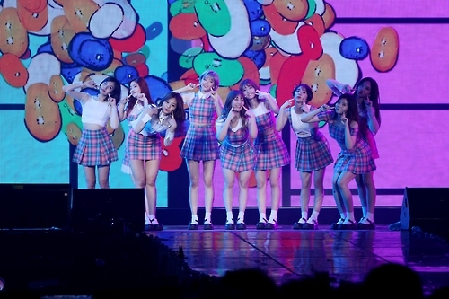 첫 공연서 귀여운 매력 발산한 트와이스