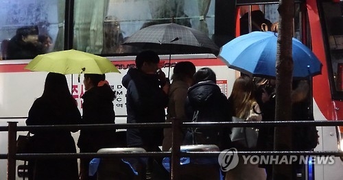 비 오는날 우산 쓴 시민들