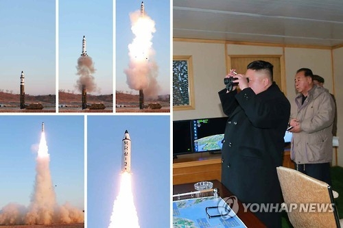 (서울=연합뉴스) 북한이 13일 노동당 기관지 노동신문을 통해 공개한 중장거리 탄도미사일 '북극성 2형'의 발사 장면 사진. 2017.2.13