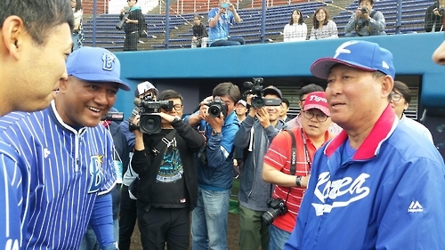 김인식 감독, 라미레스 감독과 인사