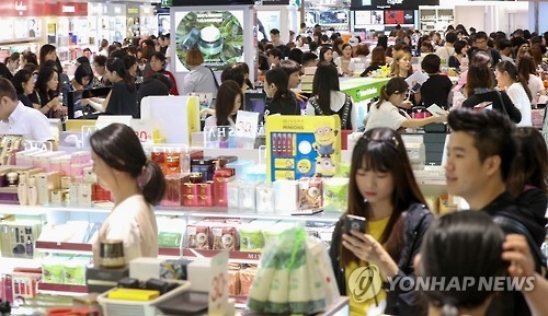 중국인 관광객으로 붐비는 서울 시내 면세점 