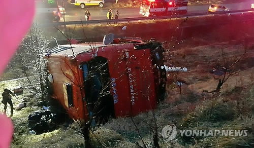 "기우뚱하더니 쿵쿵, 2바퀴반 굴러" 추락버스 아찔했던 순간 - 2
