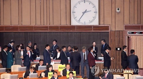 '현직검사 靑파견 제한' 검찰청법 개정안 국회 통과 - 1