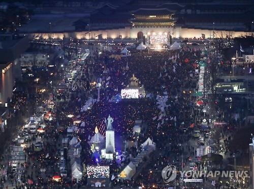 촛불로 밝혀진 광화문 광장