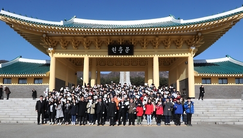 24일 오전 대전 유성구 국립대전현충원에서 열린 충남도과학교육원 영재교육원 입학식에서 수학·과학·로봇 분야에 재능이 있는 학생들이 현충문 앞에서 태극기를 들고 기념사진을 찍고 있다. 2017.2.24