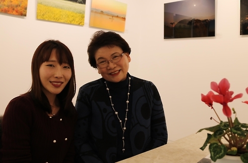 31년 뒤 선·후배로 만난 산부인과 의사와 신생아