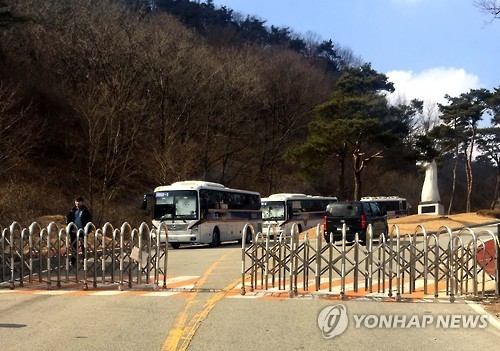 성주골프장 입구에 배치된 경찰
