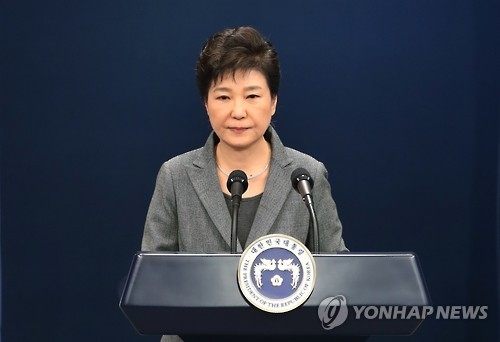 굳은 표정 박 대통령(서울=연합뉴스) 이상학 기자 = 박근혜 대통령이 29일 오후 청와대 춘추관 대브리핑실에서 제3차 대국민담화를 발표한 뒤 굳은 표정을 보이고 있다. 2016.11.29leesh@yna.co.kr(끝)