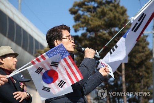 박 대통령 탄핵 반대 집회…연설하는 김문수