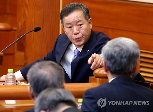 최종변론 이이기 하는 김평우(서울 사진공동취재단=연합뉴스) 27일 오후 서울 종로구 헌법재판소에서 열린 박근혜 대통령 탄핵심판사건 최종변론기일에서 대통령 측 변호인단 김평우 전 대한변협 회장이 피청구인 측과 이야기를 나누고 있다. 2017.2.27photo@yna.co.kr(끝)