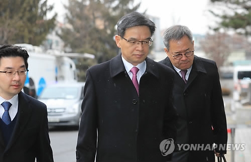심판정 향하는 대통령 변호인단(서울=연합뉴스) 서명곤 기자 = 탄핵심판 16차 변론이 열린 22일 오전 서울 종로구 재동 헌법재판소에서 이중환 변호사를 비롯한 대통령 변호인단이 대심판정으로 향하고 있다. 2017.2.22seephoto@yna.co.kr(끝)