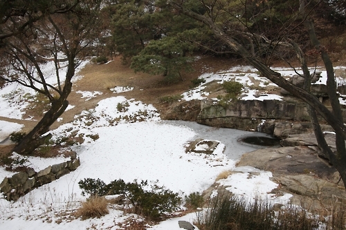 (서울=연합뉴스) 박상현 기자 = 성락원의 내원. 연못 한가운데 석조물이 보인다. 이 석조물은 사각형 안에 동그란 홈이 나 있다.