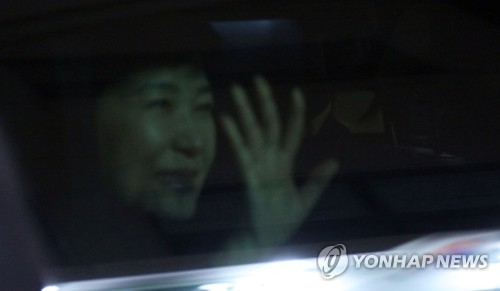 웃으며 사저 도착한 박 전 대통령…"사랑합니다" 지지자 연호 - 2
