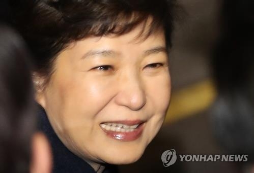 웃음 띤 눈가엔