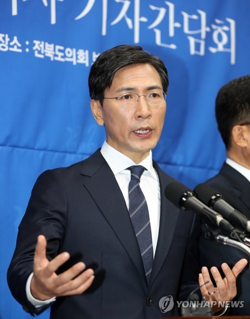 22일 전북도의회에서 기자회견 하는 안희정 후보