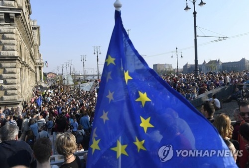 CEU 제재 법안에 항의하는 시위