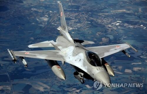 비행 중인 F-16 전투기