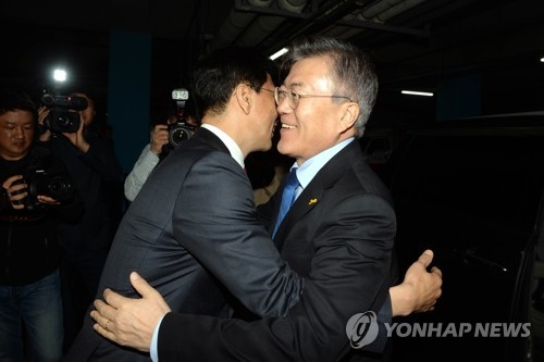 문재인 "정책 이어받고 싶다"…안희정 "文비전에 깊은 공감"(종합) - 1