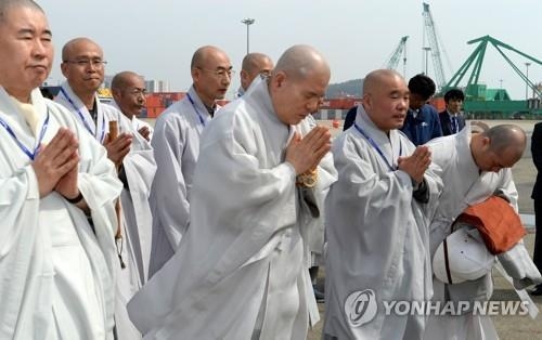 7일 목포 신항서 기도하는 자승 조계종 총무원장(가운데)