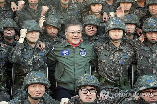 文, 軍부대서 장병들과 어깨동무…北에 핵실험 고강도 경고(종합) - 2