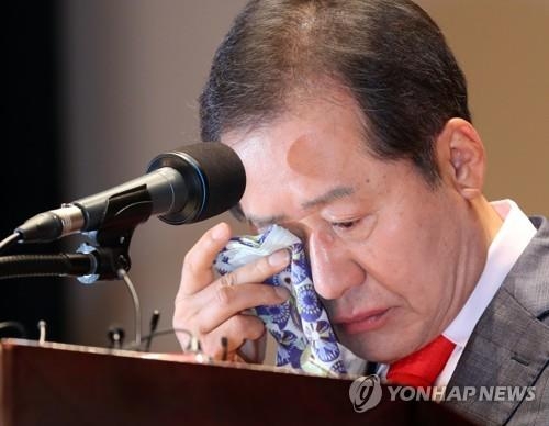 눈물 삼키는 홍준표