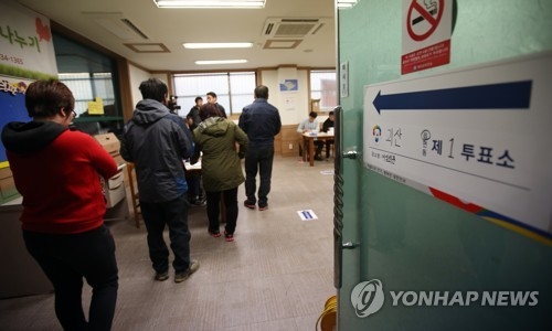 괴산군수 보선 투표 행렬…오전 9시 투표율 11.1%(종합) - 1