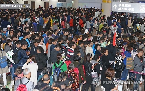 인파로 붐비는 제주 국제공항