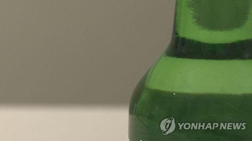 "술 마시는데 말 걸어 화 나" 60대 식당서 소주병 휘둘러 - 1