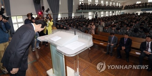 후배들에게 인사하는 정세균 의장