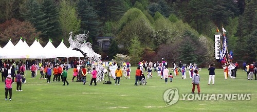 "맑은 하늘 반갑다"…충북 유명산·유원지 '북적' - 1