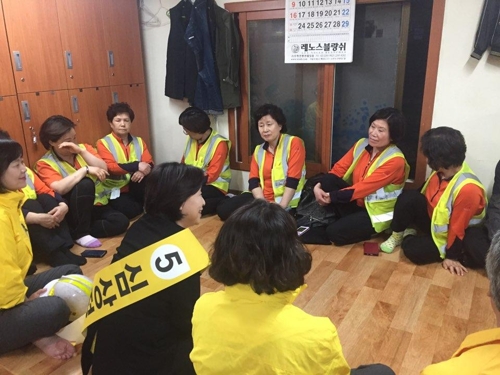 청소 노동자와 얘기 나누는 심상정 후보