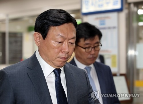 경영비리 혐의로 재판에 넘겨진 신동빈 롯데그룹 회장이 지난 10일 오전 서초구 서울중앙지법에서 열린 4회 공판에 출석하고 있다.