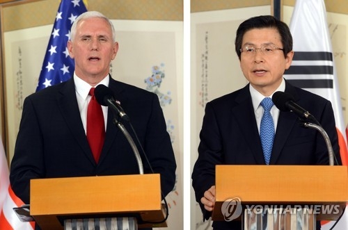 (서울=연합뉴스) 백승렬 기자 = 황교안 대통령 권한대행 국무총리(오른쪽)와 마이크 펜스 미국 부통령이 17일 서울 종로구 삼청동 총리공관에서 면담한 뒤 공동 발표를 하고 있다. 2017.4.17 srbaek@yna.co.kr